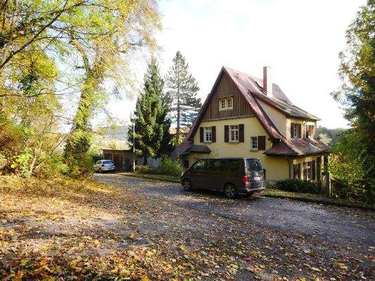  STELLPLÄTZE auf der Strasze bzw. direkt vorm Haus