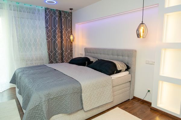 Schlafzimmer mit Boxspringbett
