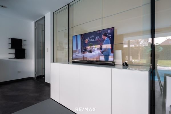 Ausziehbarer Fernsehen im Poolbereich