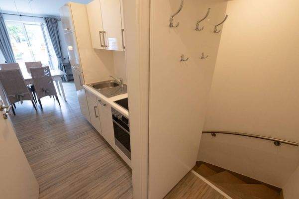 Küchenzeile und Treppe nach unten