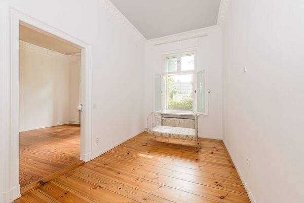 Ankleidezimmer vom Schlafzimmer aus begehbar