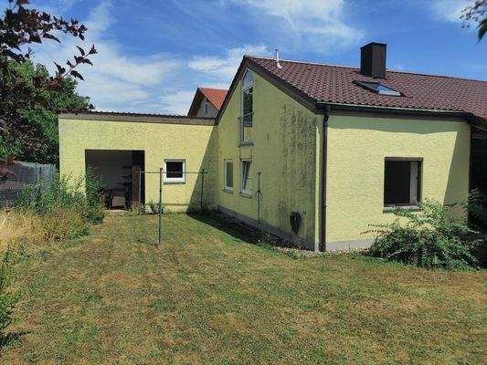 Zugang zum Nebengebäude und zur Garage