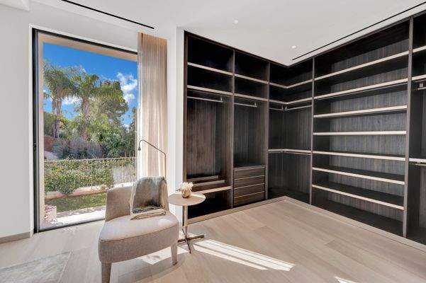 Dressing area in 2nd master bedroom in villa in Portals Nous