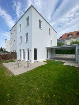 Doppelhaushälfte mit Garten und Carport