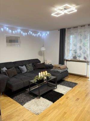 .. großes Wohnzimmer mit Balkon !