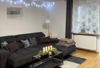 .. großes Wohnzimmer mit Balkon !