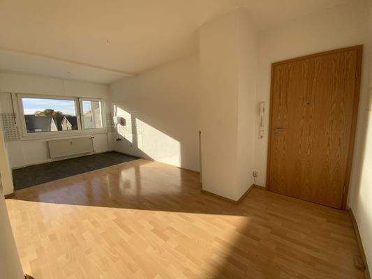 Eingangsbereich mit Blick in die offene Küche