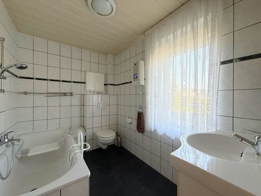 Badezimmer mit Badewanne und Dusche