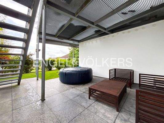 Überdachte zweite Terrasse