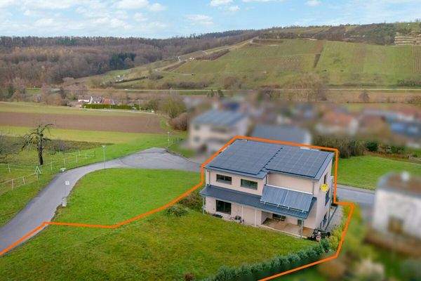 Luftansicht mit ungefährer Grundstücksmarkierung