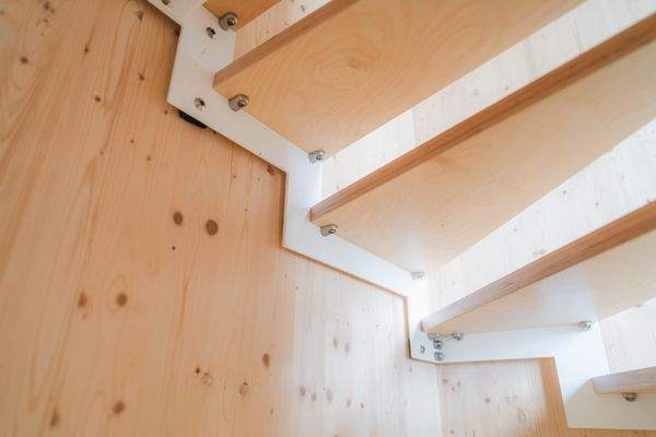 Detail: Treppe Holz / weiß