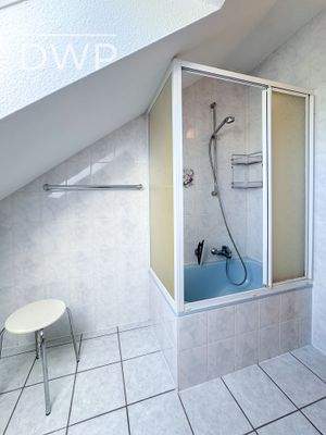 Tageslichtbad mit Dusche im OG