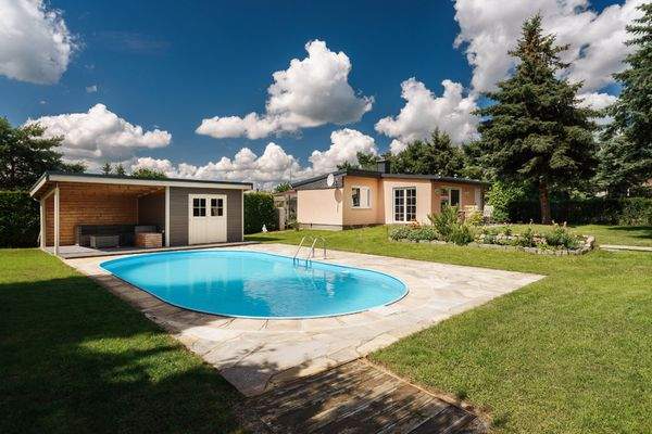 Bungalow und Poolhaus