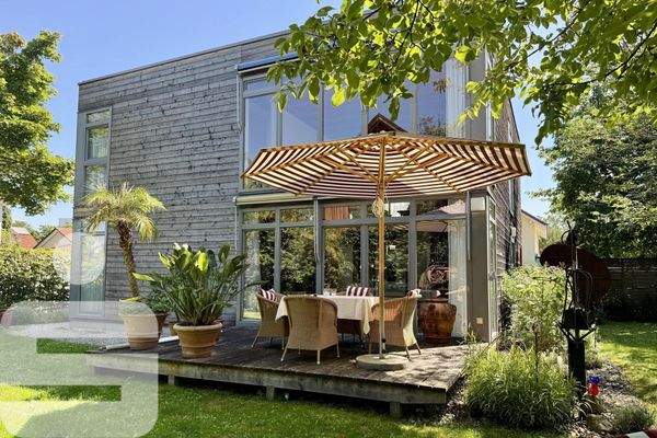 Gartenansicht im Sommer