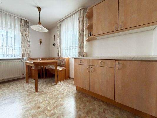 EG: Großzügige Küche mit viel Stauraum und Platz für die Essecke