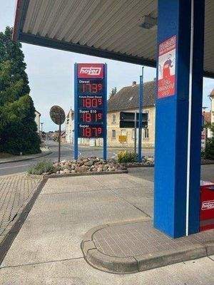 Gesamtansicht mit Tankstelle