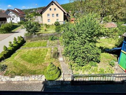 Blick in den Garten aufs Grundstück