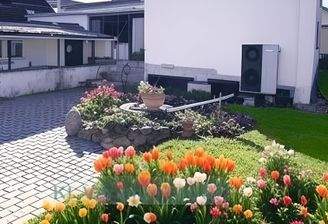 Hof mit Anbau, Wärmepumpe und Regenwasserzisterne