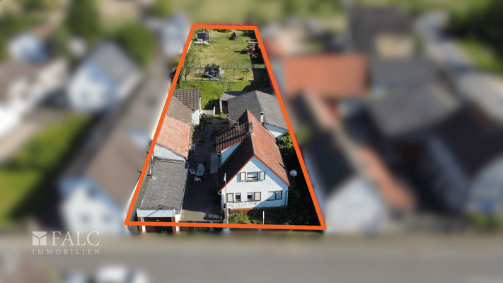 Gesamtgrundstück von Straße