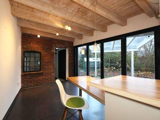 Küche mit direktem Zugang zum Garten und Arbeitszimmer