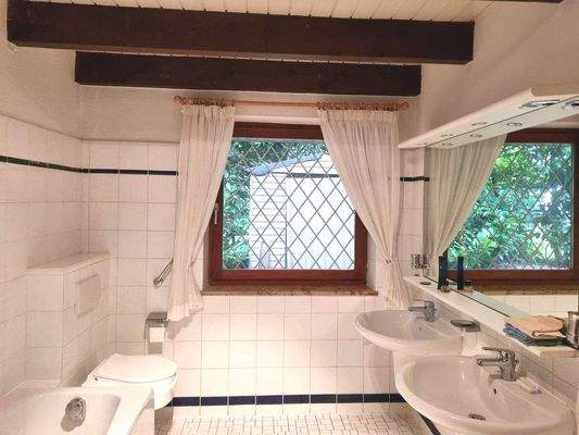 Badezimmer mit Dusche und Wanne im EG