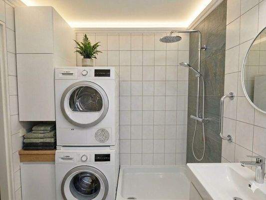 Badezimmer (per KI saniert visualisiert)