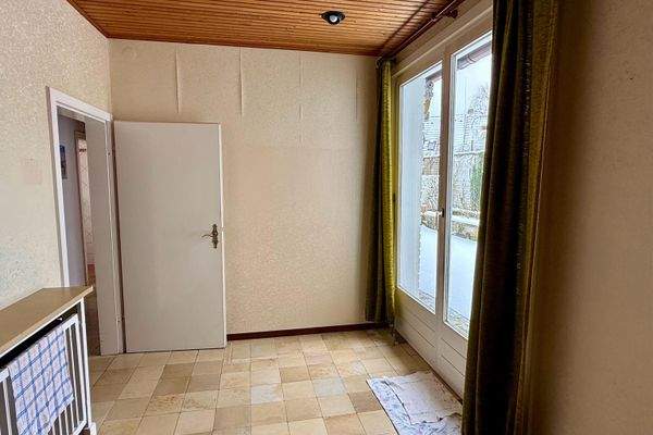 Flur mit Zugang zur Terrasse.