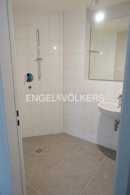 Badezimmer mit Dusche, Waschbecken und WC