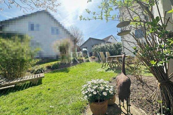 Idyllischer Garten mit Kunstskulptur