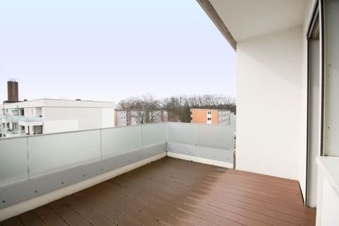 großer teilüberdachter Balkon