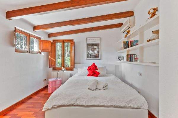 Guest bedroom in villa in Bendinat