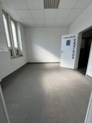 Sanitär Damenumkleide andere Sicht.jpg