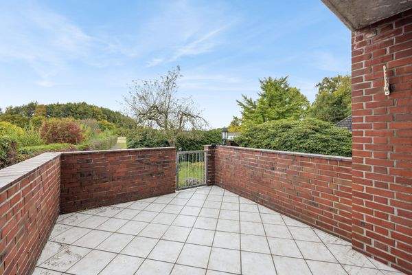 sonnige Terrasse mit Blick ins Grüne