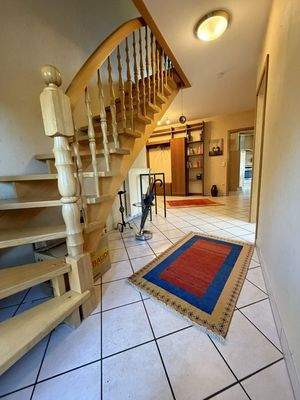 Diele mit Eingangsbereich und Treppenaufgang ins O