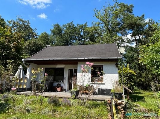 Vorderansicht mit Terrasse 