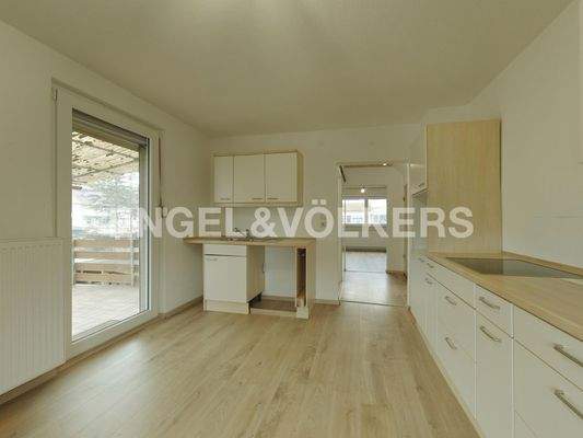 Küche mit Zugang zur Terrasse