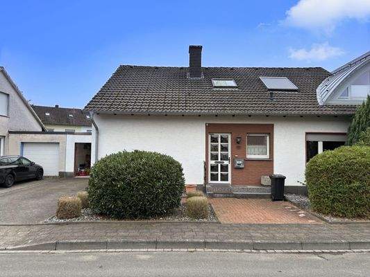 Hauseingang / Zufahrt zur Garage