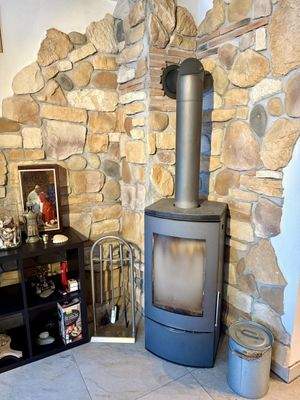 Detailaufnahme Holzofen im Wohnzimmer