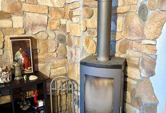 Detailaufnahme Holzofen im Wohnzimmer