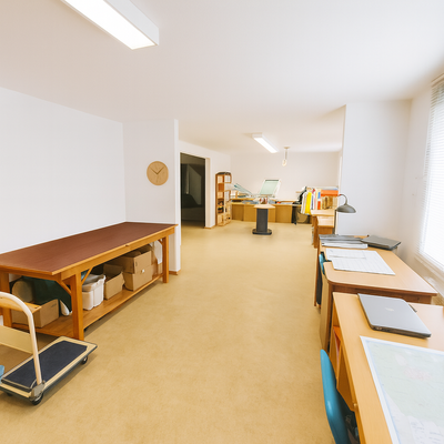 Gut organisierte Werkstatt bei Tageslicht.png