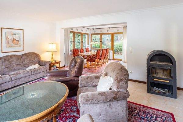 EG: Wohn- und Esszimmer mit Kaminofen