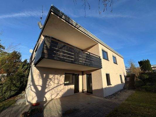 Blick auf den Balkon und Terrasse auf der südlichen Gebäudeseite