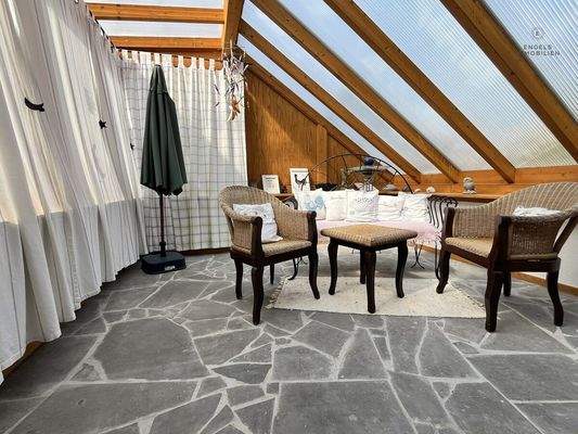 mit angrenzendem Wintergarten