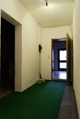 Garagenflur Richtung Hauseingangstür