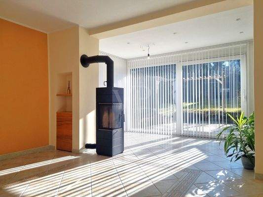 Wohnzimmer mit Kamin im EG 