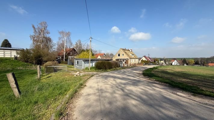 Außenansicht und Grundstück
