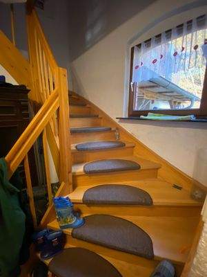 Massive Holztreppe vom EG zum 1. OG.jpg