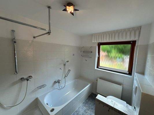 2 Voll- und 2 Duschbäder 