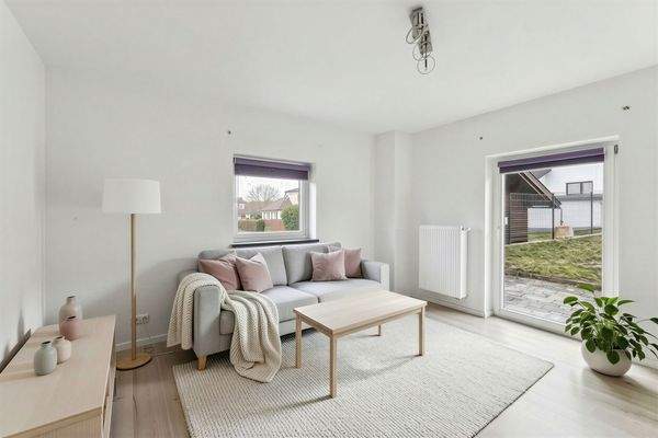 Wohnzimmer mit Zugang zum Garten - (KI generiert)