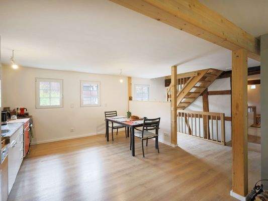 Großzügiger Essbereich und Küche